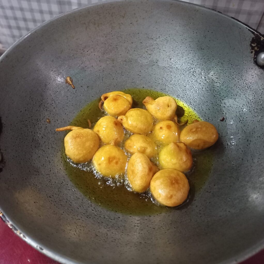 Malaidaar Kadi with Soft Pakoda