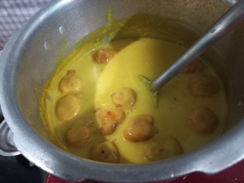 Malaidaar Kadi with Soft Pakoda 