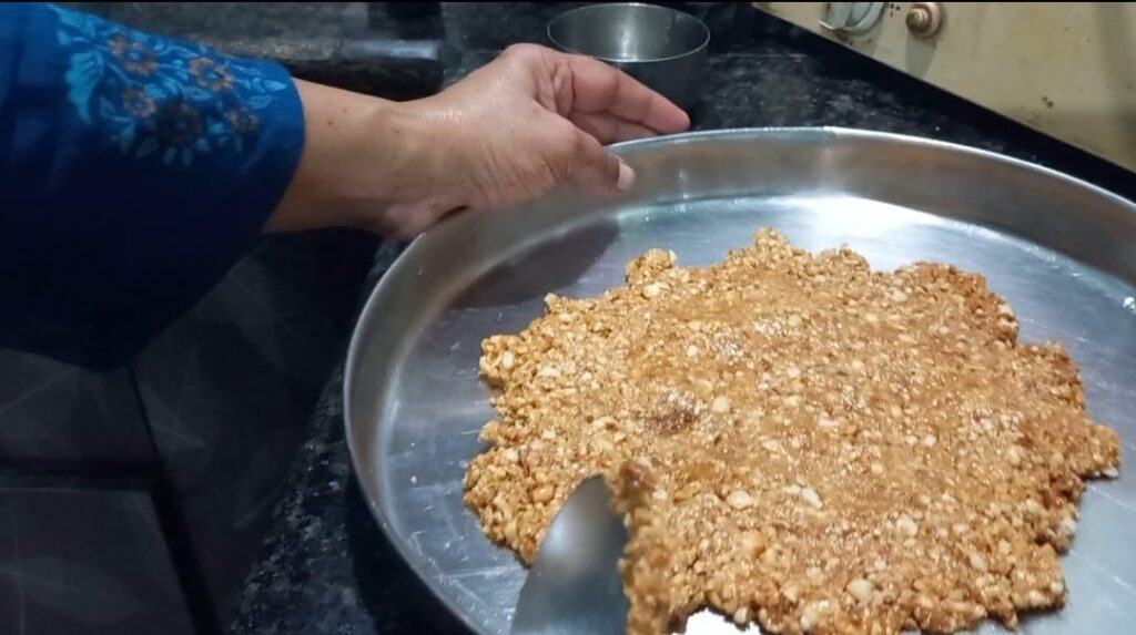 Aise Banayen peanut Gur Chikki Best Recipe